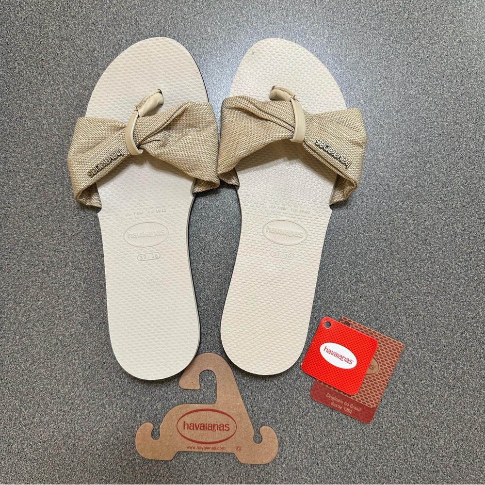Havaianas NWT Beige/Gold Fabric Thong Sandals 7/8W